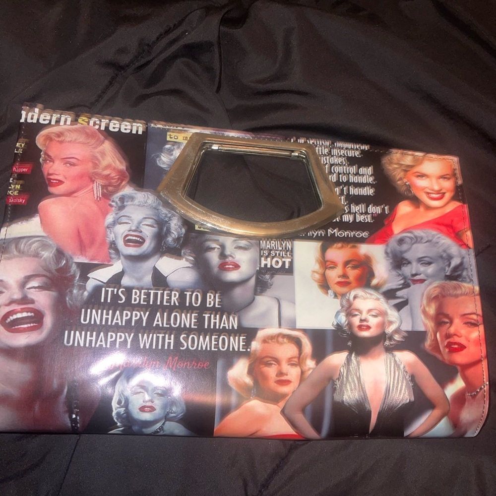 Marilyn Monroe chain purse color Black